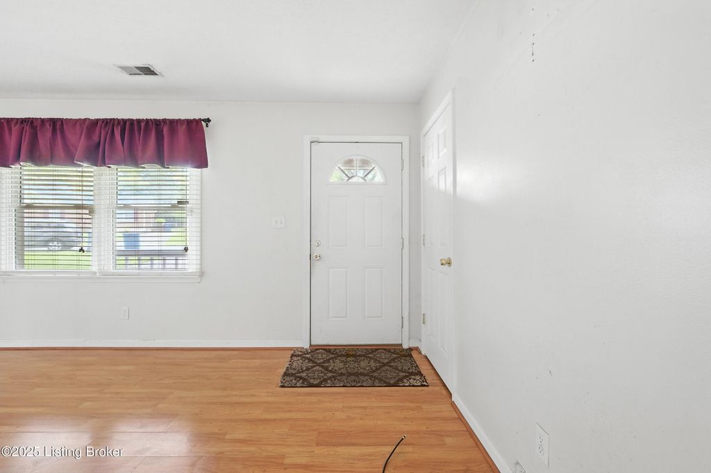 Photo of 1306 Heatherbourne Dr, La Grange, KY 40031 (MLS # 1690076)