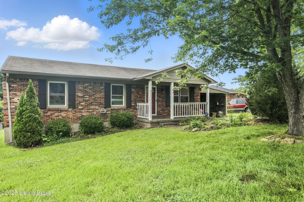Photo of 1306 Heatherbourne Dr, La Grange, KY 40031 (MLS # 1690076)