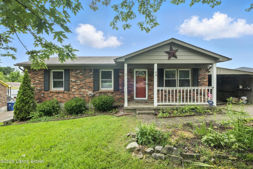 Photo of 1306 Heatherbourne Dr, La Grange, KY 40031 (MLS # 1690076)