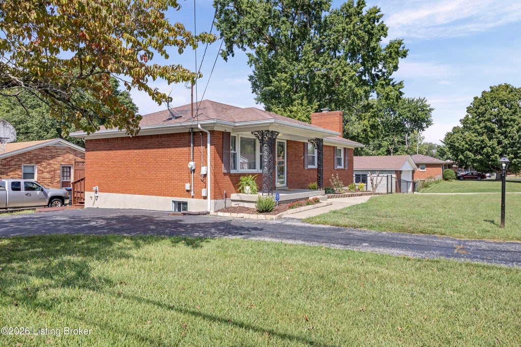 Photo of 6908 Ledgerock Rd, Louisville, KY 40219 (MLS # 1730117)