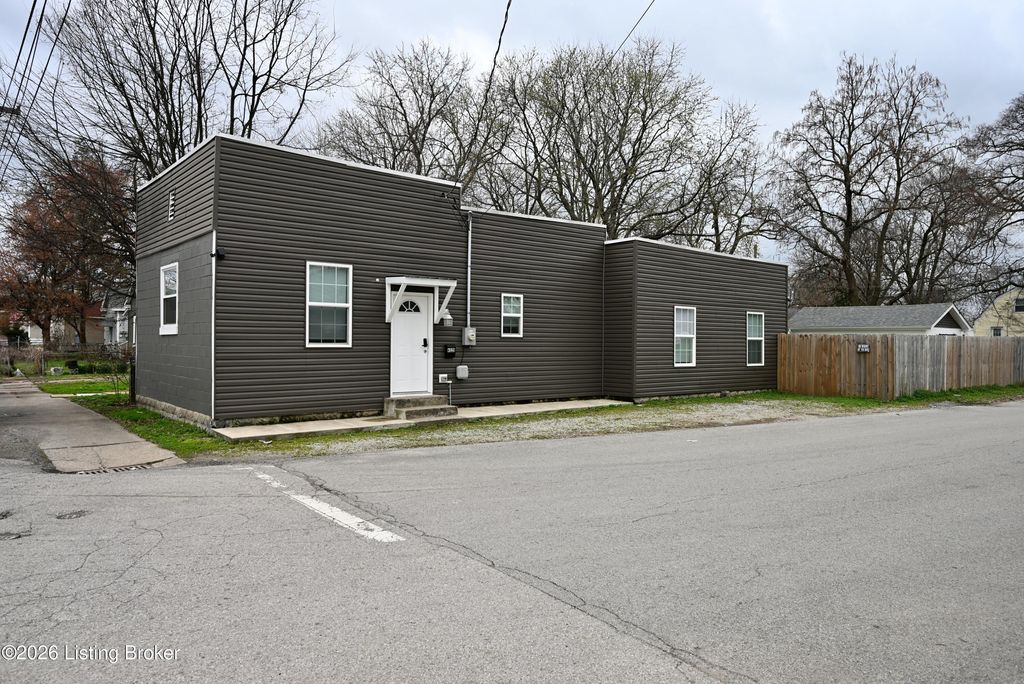 Photo of 4320 Louisville Ave, Louisville, KY 40209 (MLS # 1711155)