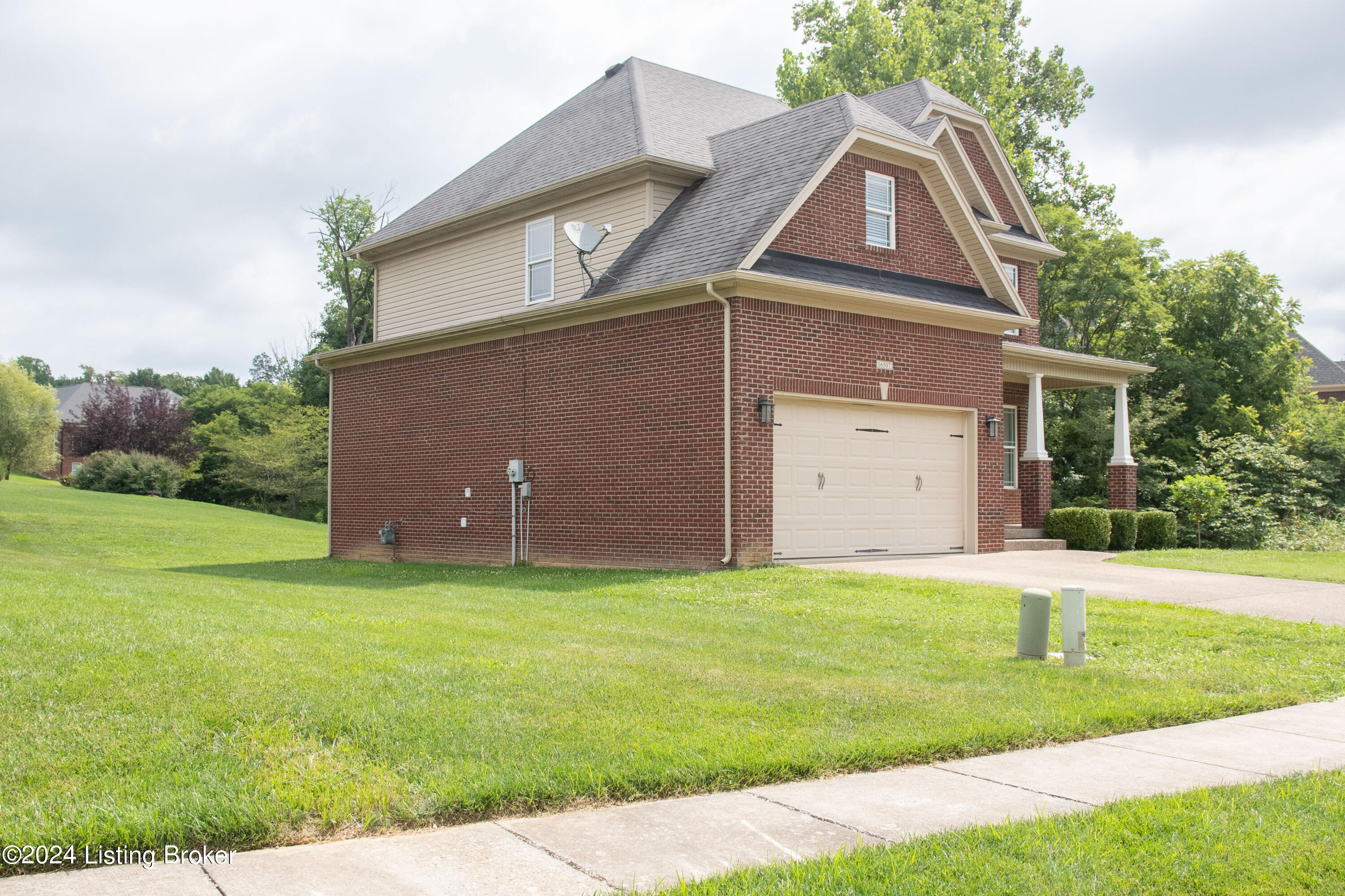 16507 Glen Lakes Dr, Louisville, Pennsylvania image 2