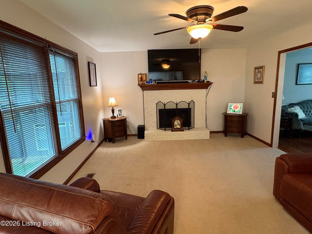 Photo of 613 Darnay Pl, Louisville, KY 40245 (MLS # 1714876)