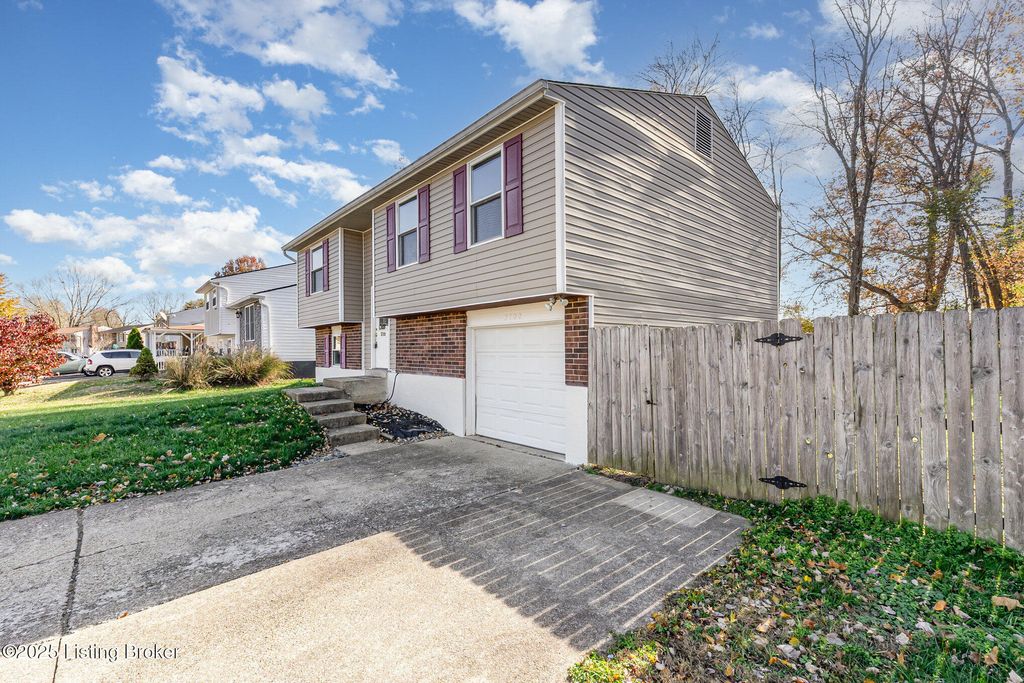 Photo of 3700 Canopus Ct, Louisville, KY 40219 (MLS # 1705332)