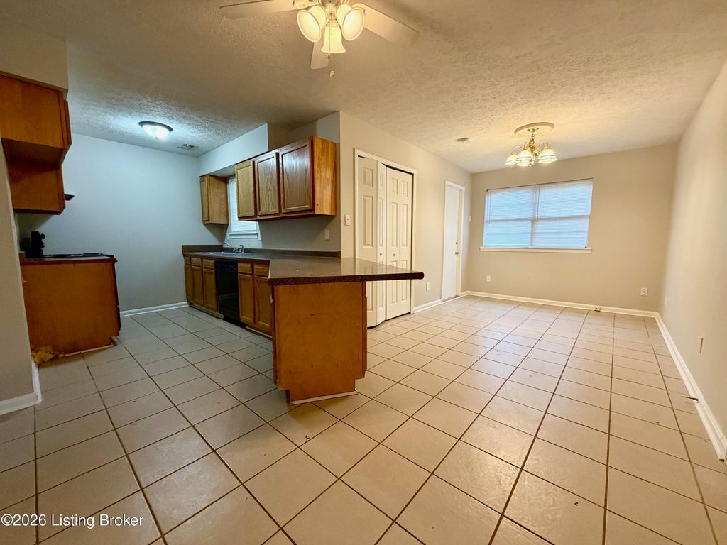 Photo of 313 Hawthorne Dr, Jeffersonville, IN 47130 (MLS # 1707590)