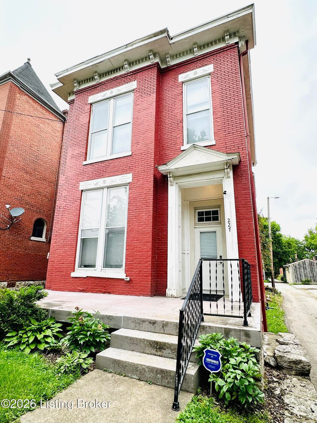 Photo of 227 E Oak St, Louisville, KY 40203 (MLS # 1718227)
