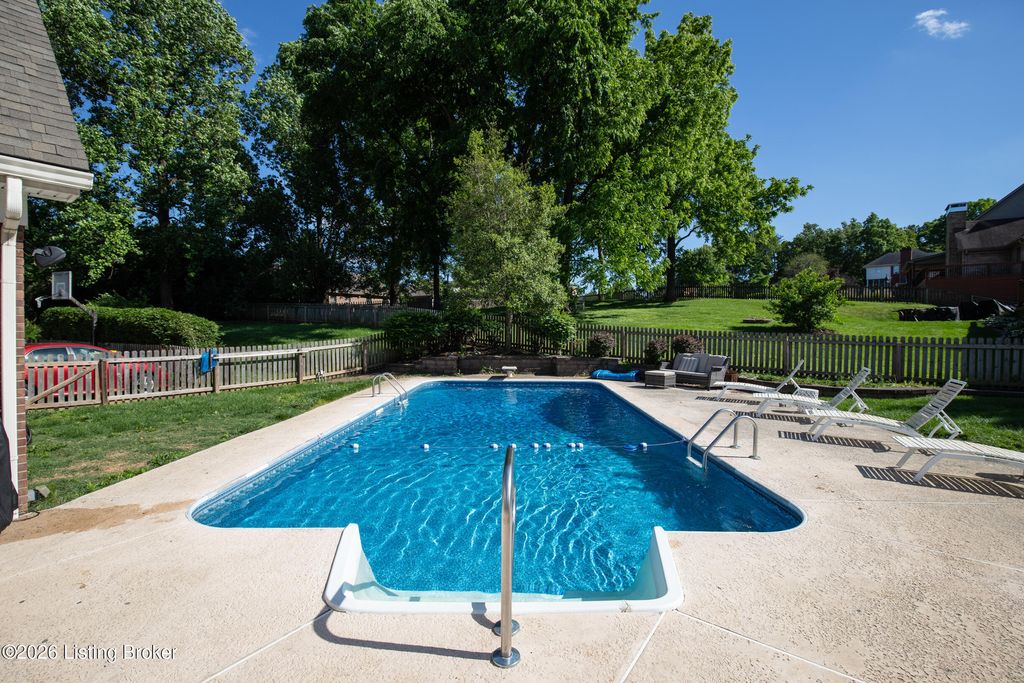 Photo of 1606 Parkridge Pkwy, Louisville, KY 40214 (MLS # 1716727)