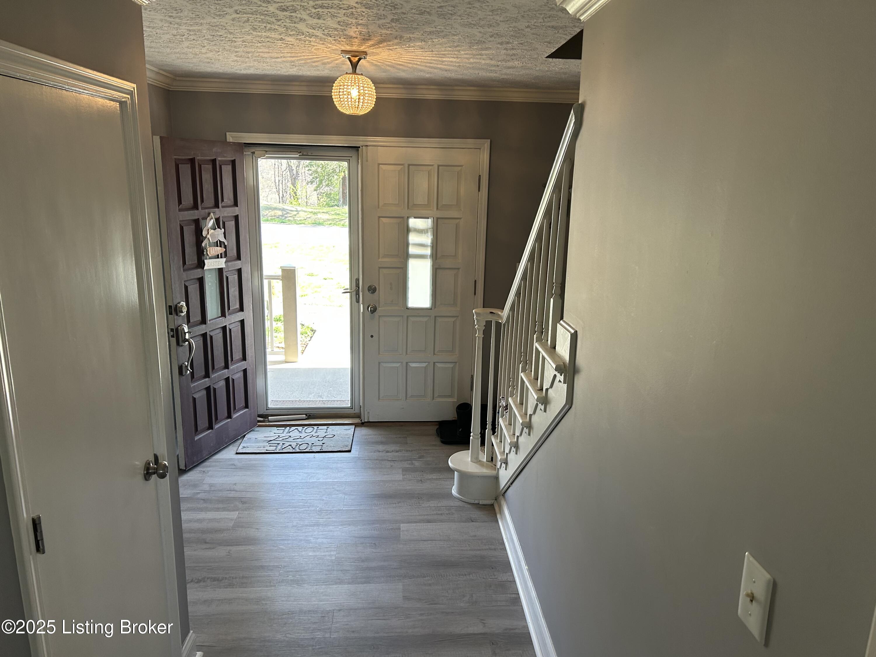 9102 Lakeridge Drive Dr, Louisville, Kentucky image 3