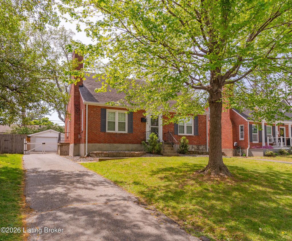 Photo of 3906 Brownlee Rd, Louisville, KY 40207 (MLS # 1716305)