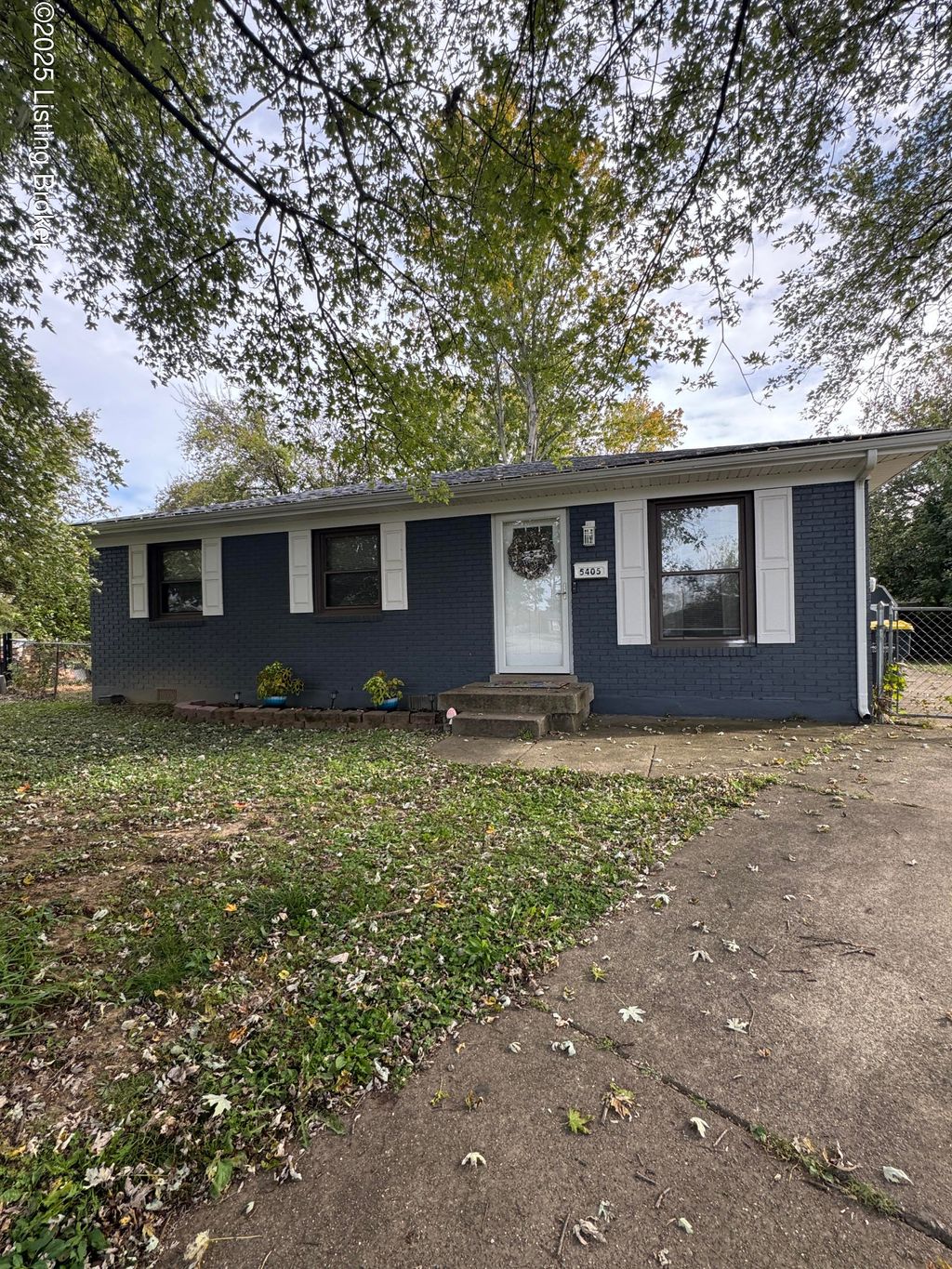 Photo of 5405 Thunder Ct, Louisville, KY 40272 (MLS # 1703878)