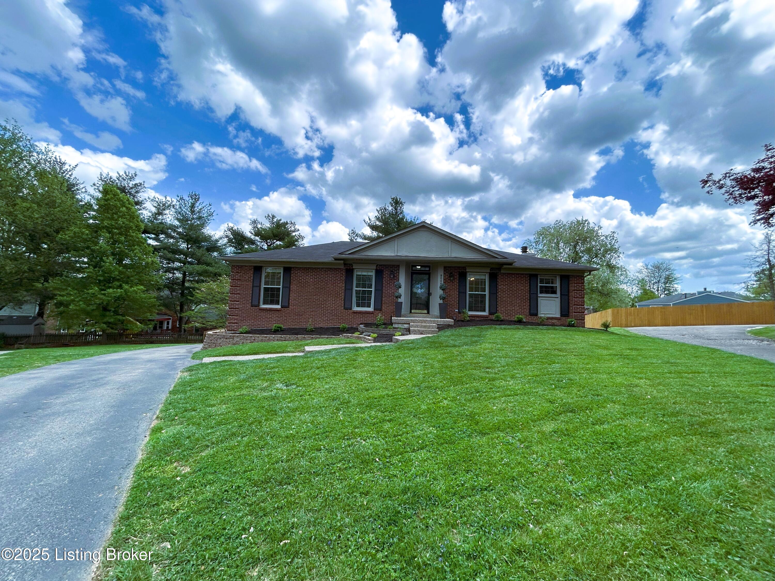 9008 Sandwich Pl, Louisville, Pennsylvania image 1