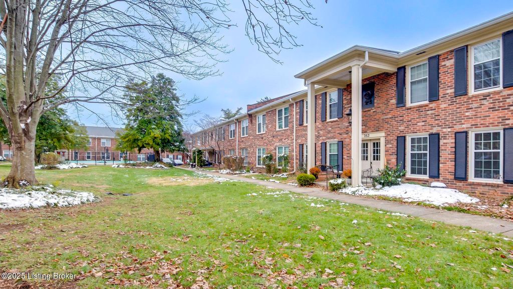 Photo of 262 Salisbury Square #APT 102, Louisville, KY 40207 (MLS # 1705207)