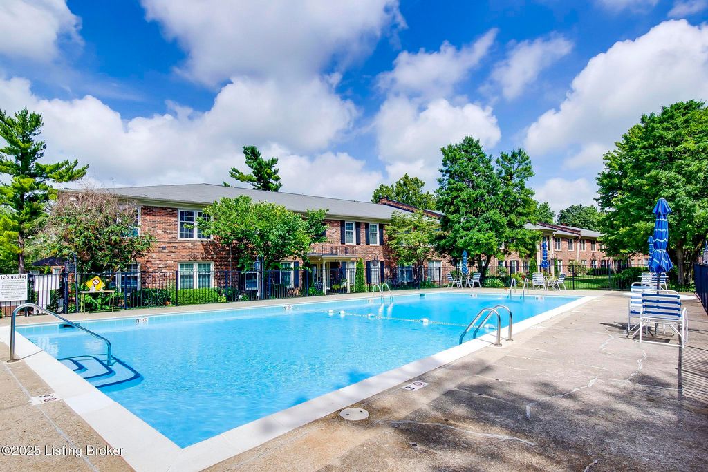 Photo of 262 Salisbury Square #APT 102, Louisville, KY 40207 (MLS # 1705207)