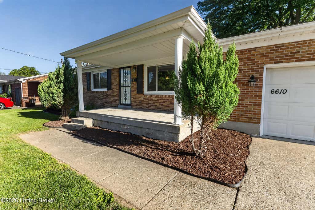 Photo of 6610 Sunny Vale Way, Louisville, KY 40272 (MLS # 1727441)