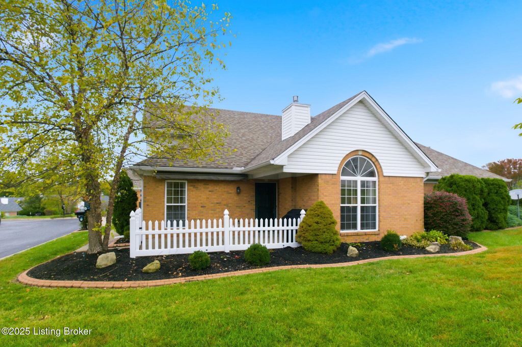 Photo of 1071 Rosewood Pl, La Grange, KY 40031 (MLS # 1702116)