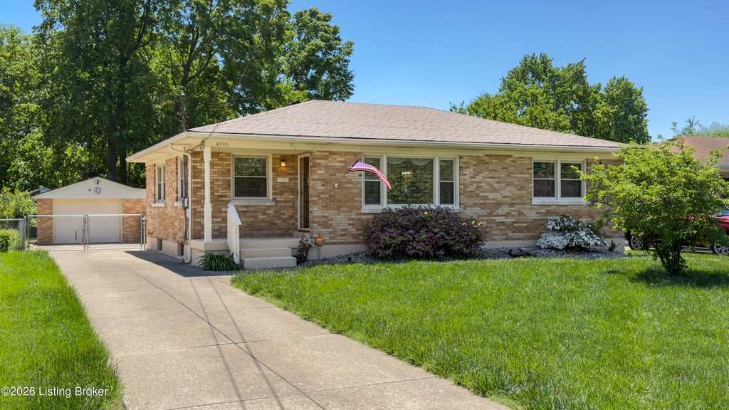 Photo of 4906 Paramount Dr, Louisville, KY 40258 (MLS # 1720474)