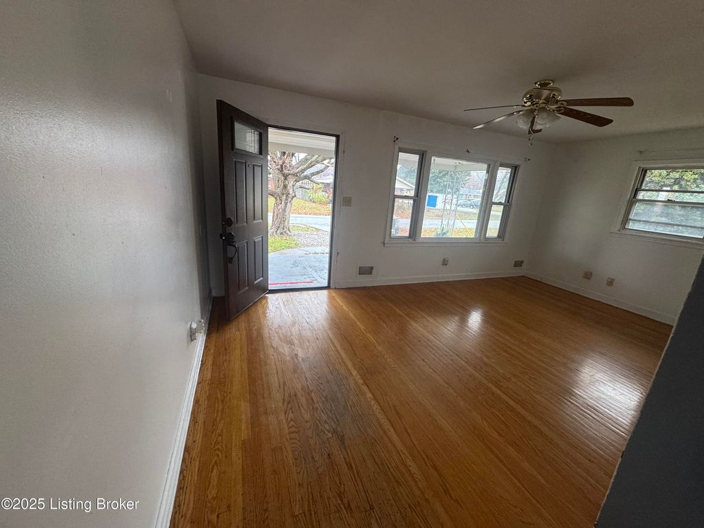 Photo of 4310 Fluhr Dr, Louisville, KY 40216 (MLS # 1704171)