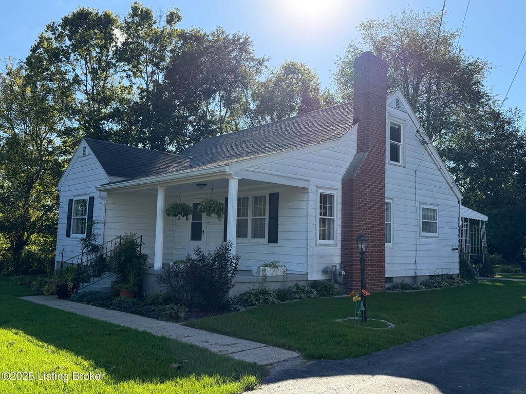 Photo of 183 Eastview Cir, Shelbyville, KY 40065 (MLS # 1700582)