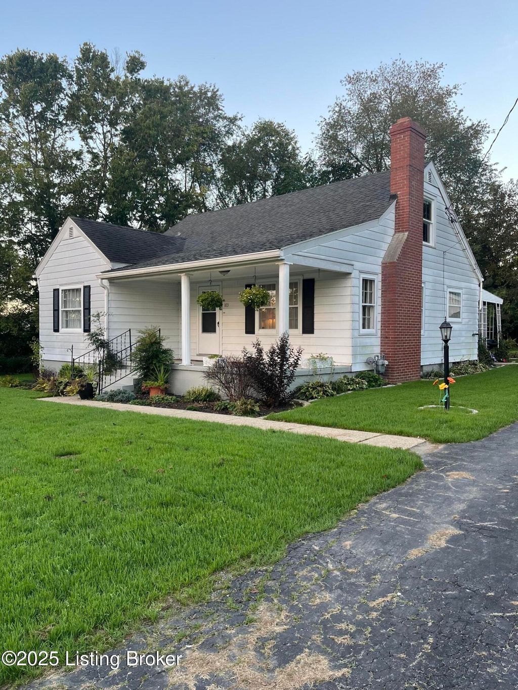 Photo of 183 Eastview Cir, Shelbyville, KY 40065 (MLS # 1700582)