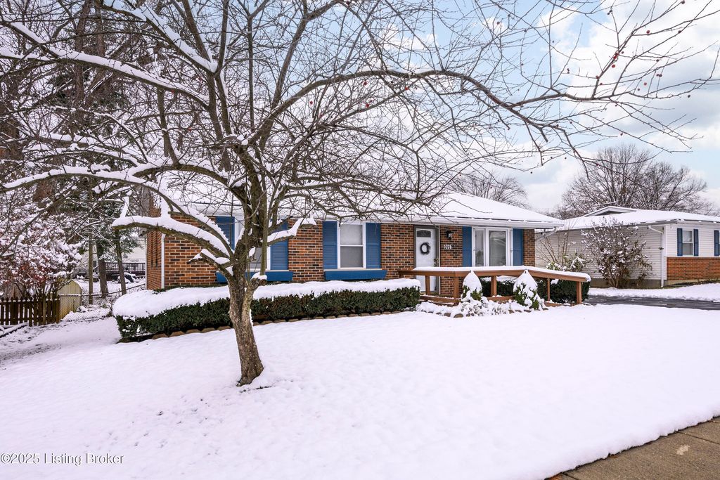 Photo of 1225 Sportsman Dr, Jeffersonville, IN 47130 (MLS # 1704726)