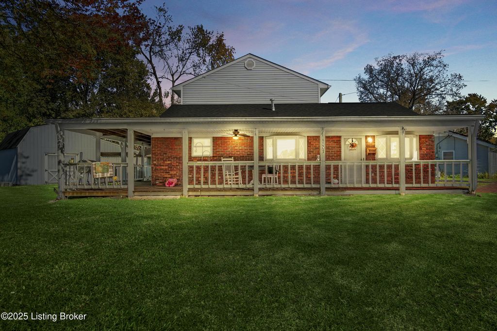 Photo of 5007 Ramona Ln, Louisville, KY 40272 (MLS # 1718125)