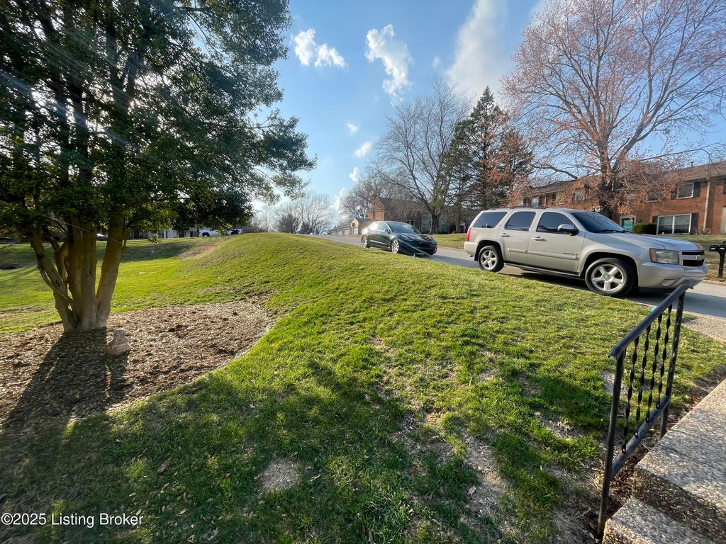 Photo of 6518 Montero Dr #APT 3, Prospect, KY 40059 (MLS # 1716013)