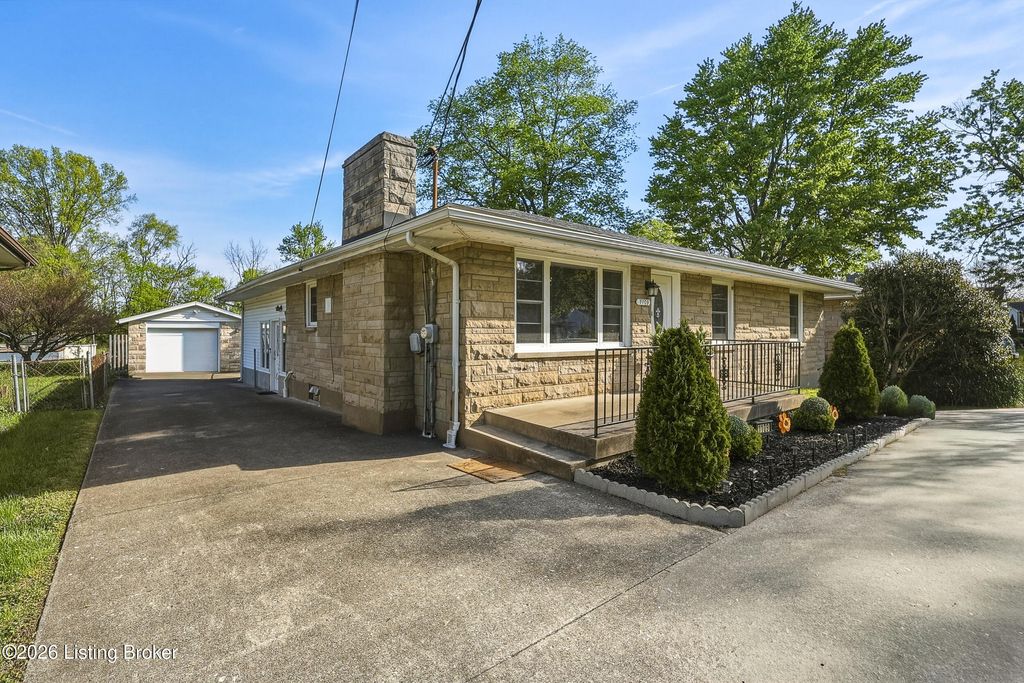 Photo of 1109 Lavista Way, Louisville, KY 40219 (MLS # 1714561)