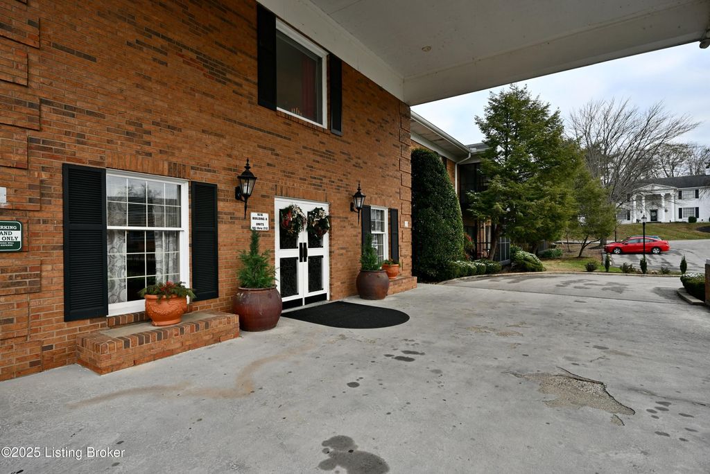 Photo of 1616 Gardiner Ln #210, Louisville, KY 40205 (MLS # 1705022)