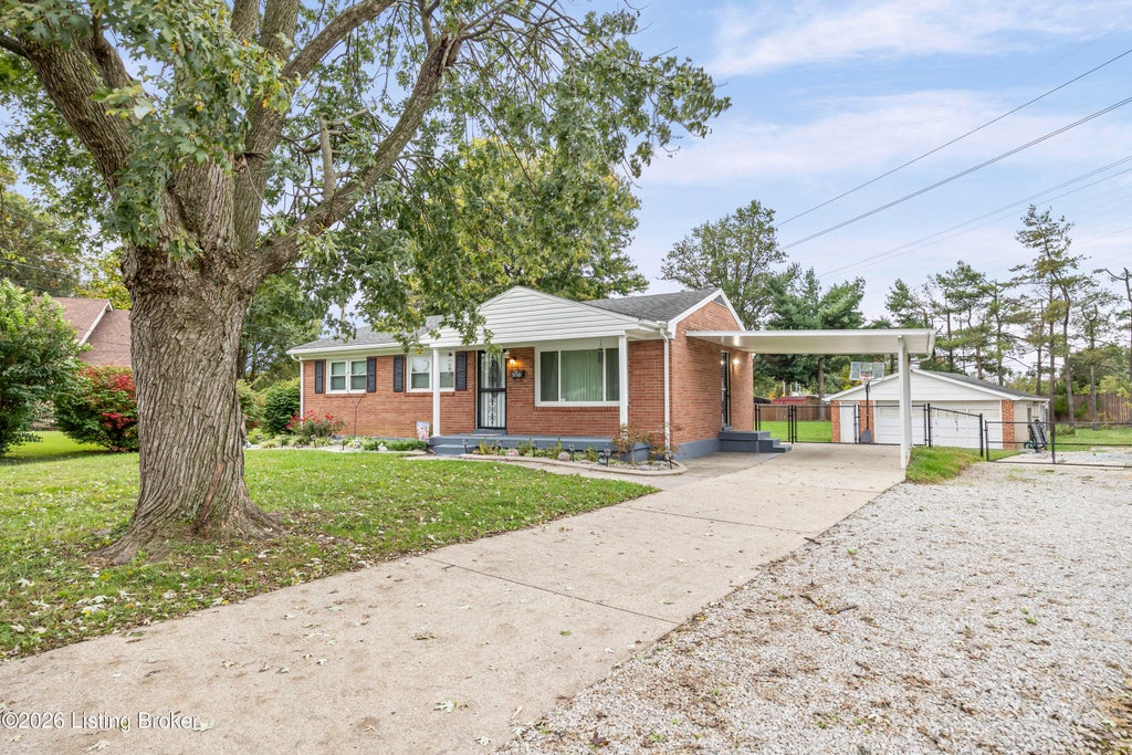 Photo of 5710 Bunning Dr, Louisville, KY 40272 (MLS # 1732213)