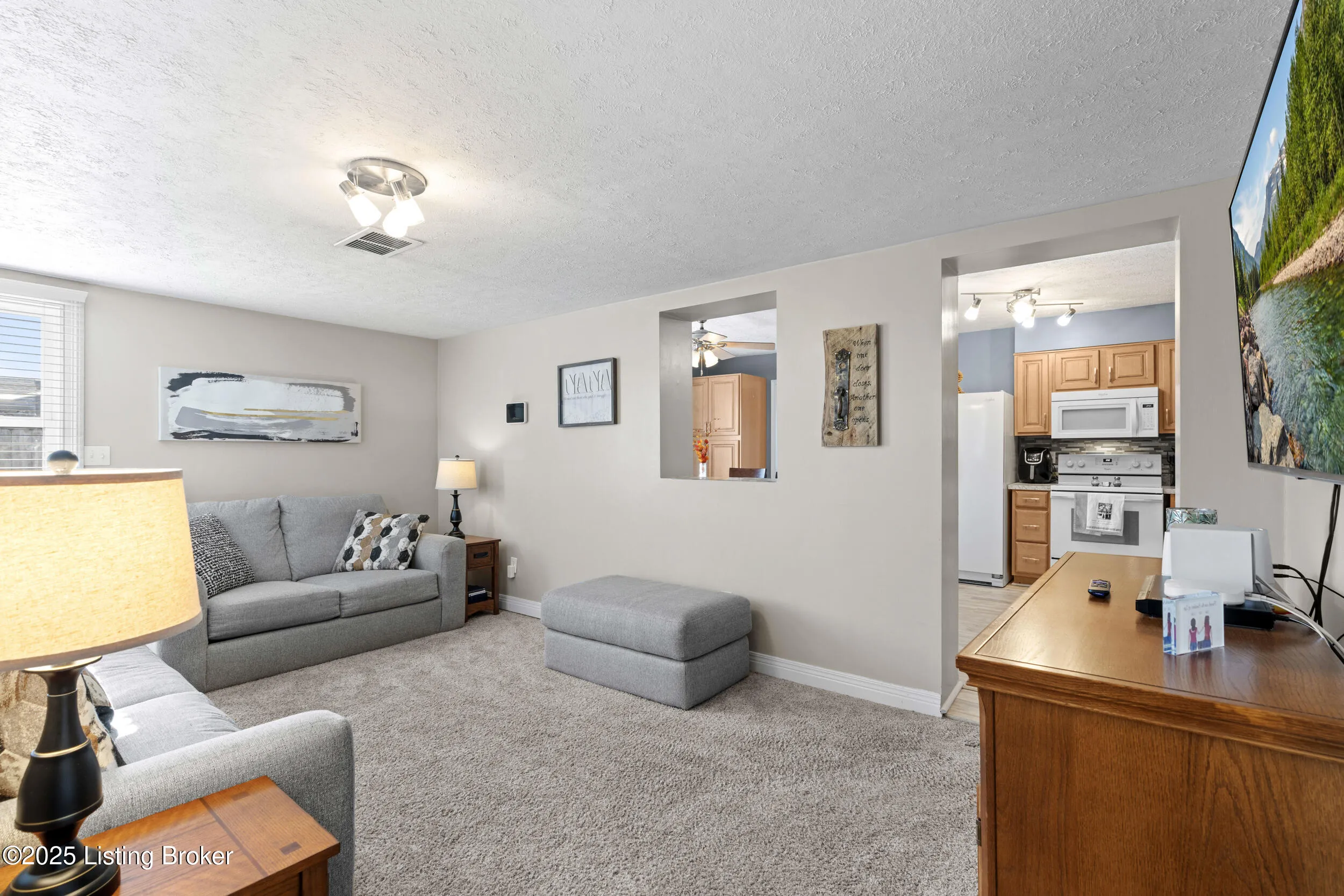 Louisville, Kentucky 40216, United States, 3 Bedrooms Bedrooms, ,1 BathroomBathrooms,Residential,Pending,13764