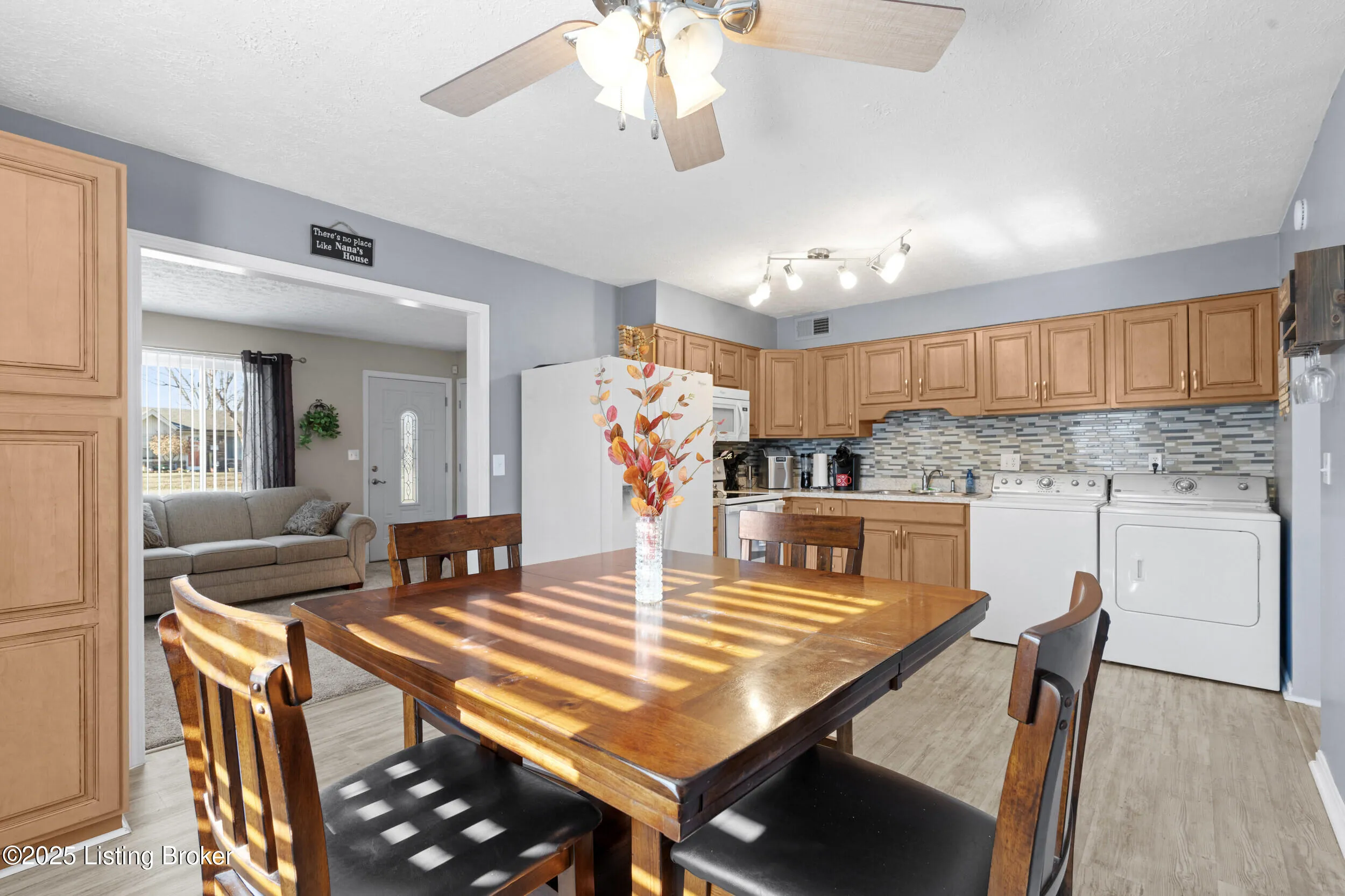 Louisville, Kentucky 40216, United States, 3 Bedrooms Bedrooms, ,1 BathroomBathrooms,Residential,Pending,13764