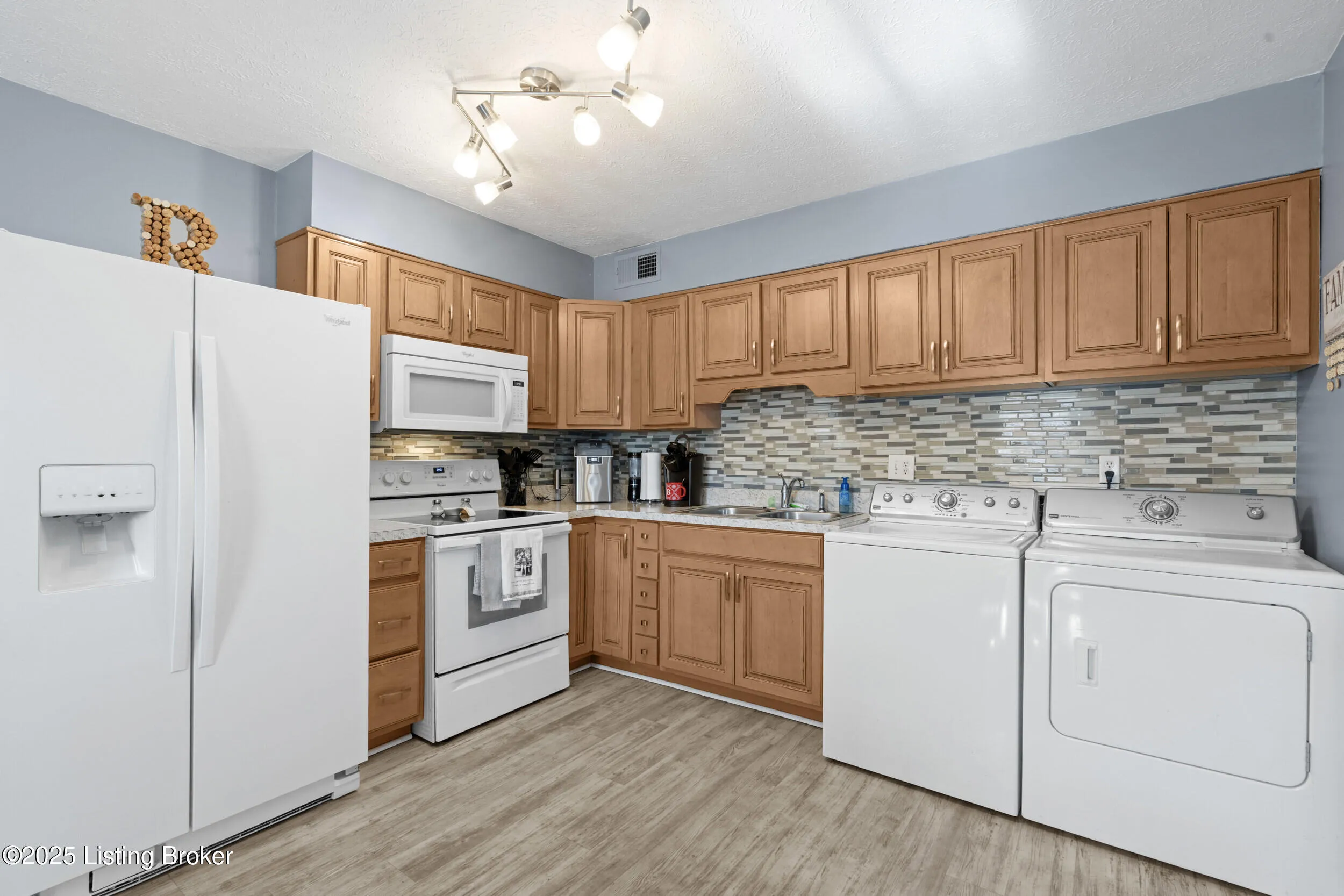 Louisville, Kentucky 40216, United States, 3 Bedrooms Bedrooms, ,1 BathroomBathrooms,Residential,Pending,13764