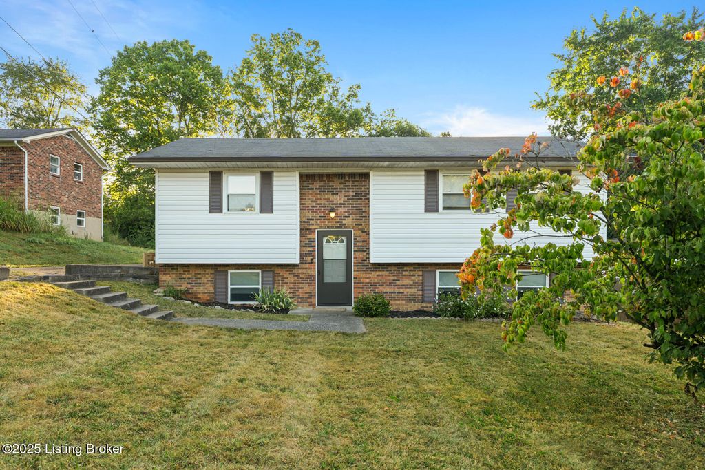 Photo of 320 Hazel Lawn Dr, Shelbyville, KY 40065 (MLS # 1713653)