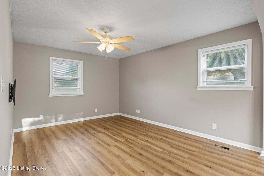 Photo of 320 Hazel Lawn Dr, Shelbyville, KY 40065 (MLS # 1713653)