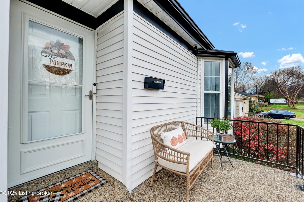 Photo of 206 Carey Ave, Louisville, KY 40218 (MLS # 1704336)