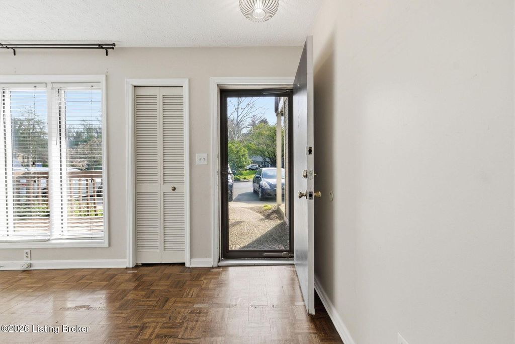 Photo of 421 Ledgeview Park Dr, Louisville, KY 40206 (MLS # 1714044)