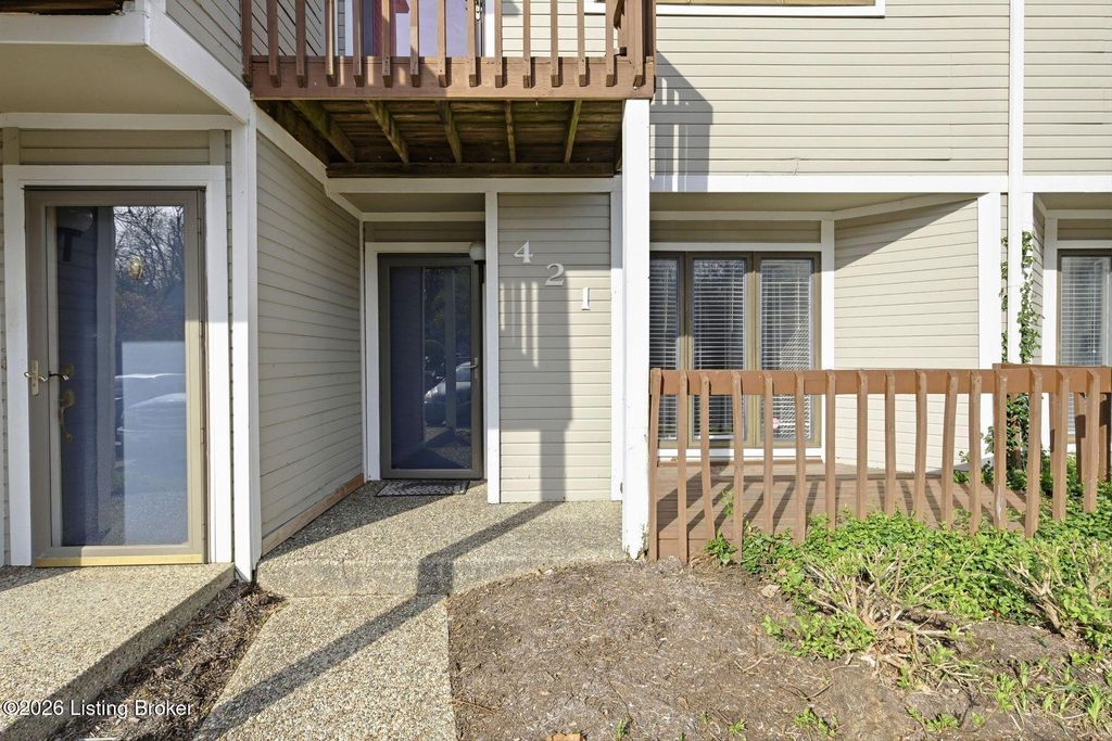 Photo of 421 Ledgeview Park Dr, Louisville, KY 40206 (MLS # 1714044)