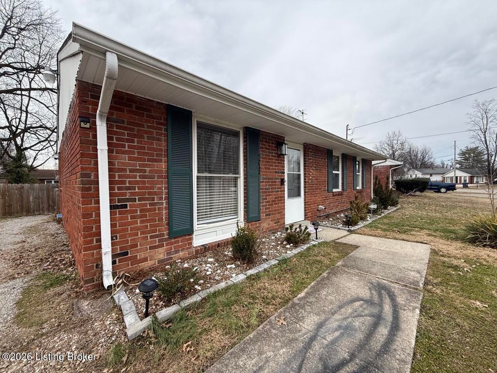 Photo of 5712 Robinwood Rd, Louisville, KY 40218 (MLS # 1709237)