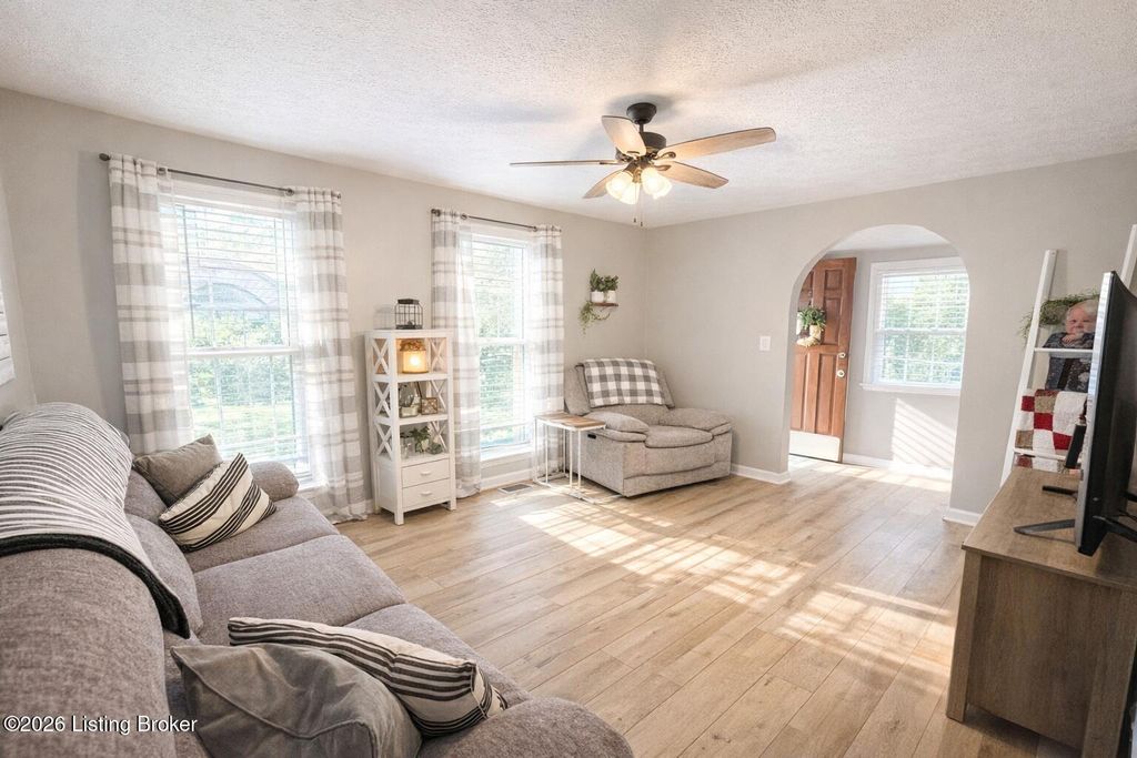 Photo of 1027 Cobblestone Cir, Pioneer Village, KY 40165 (MLS # 1713705)