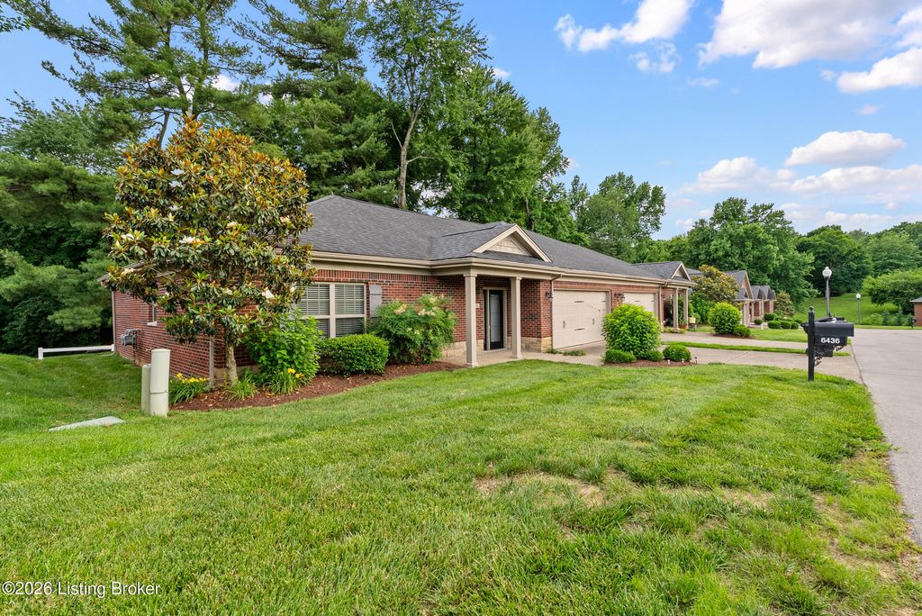 Photo of 6436 Clover Trace Cir, Louisville, KY 40216 (MLS # 1719004)