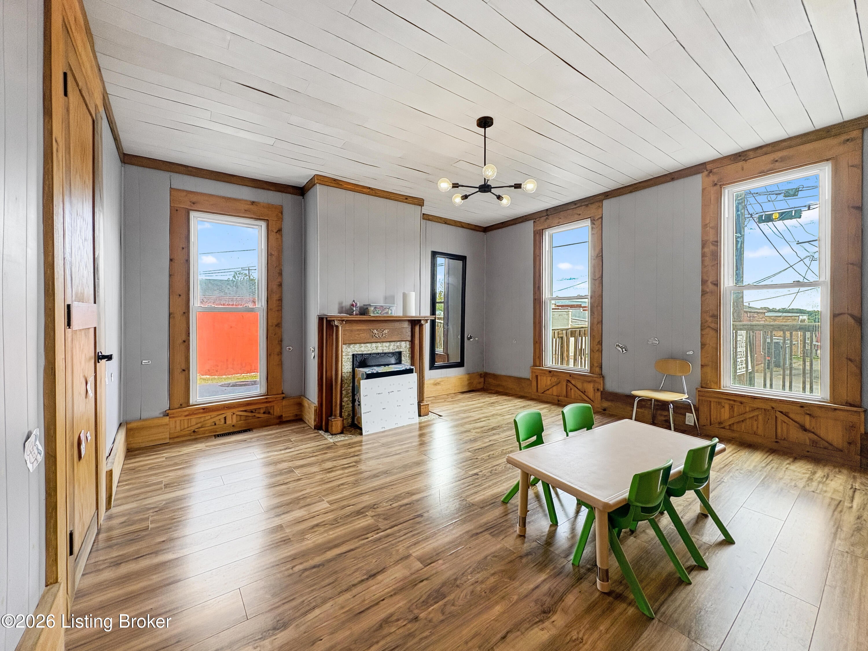 114 W Union St