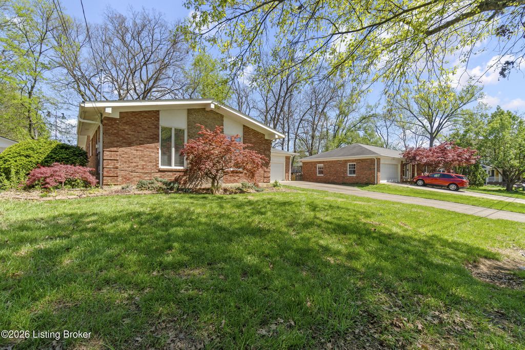 Photo of 1007 Williamsburg Ct, Louisville, KY 40207 (MLS # 1713870)