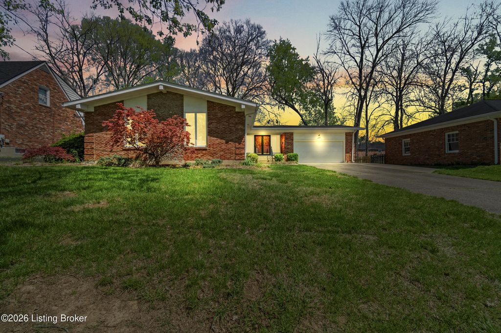 Photo of 1007 Williamsburg Ct, Louisville, KY 40207 (MLS # 1713870)