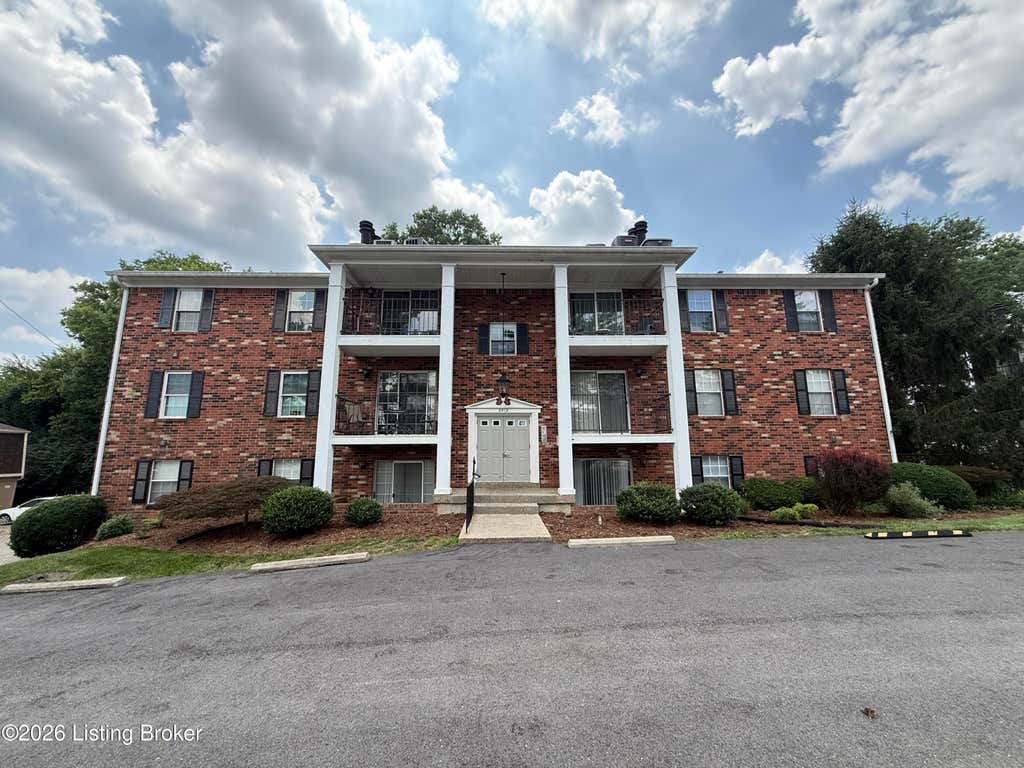 Photo of 3312 Colonial Manor Cir #6A, Louisville, KY 40218 (MLS # 1722307)
