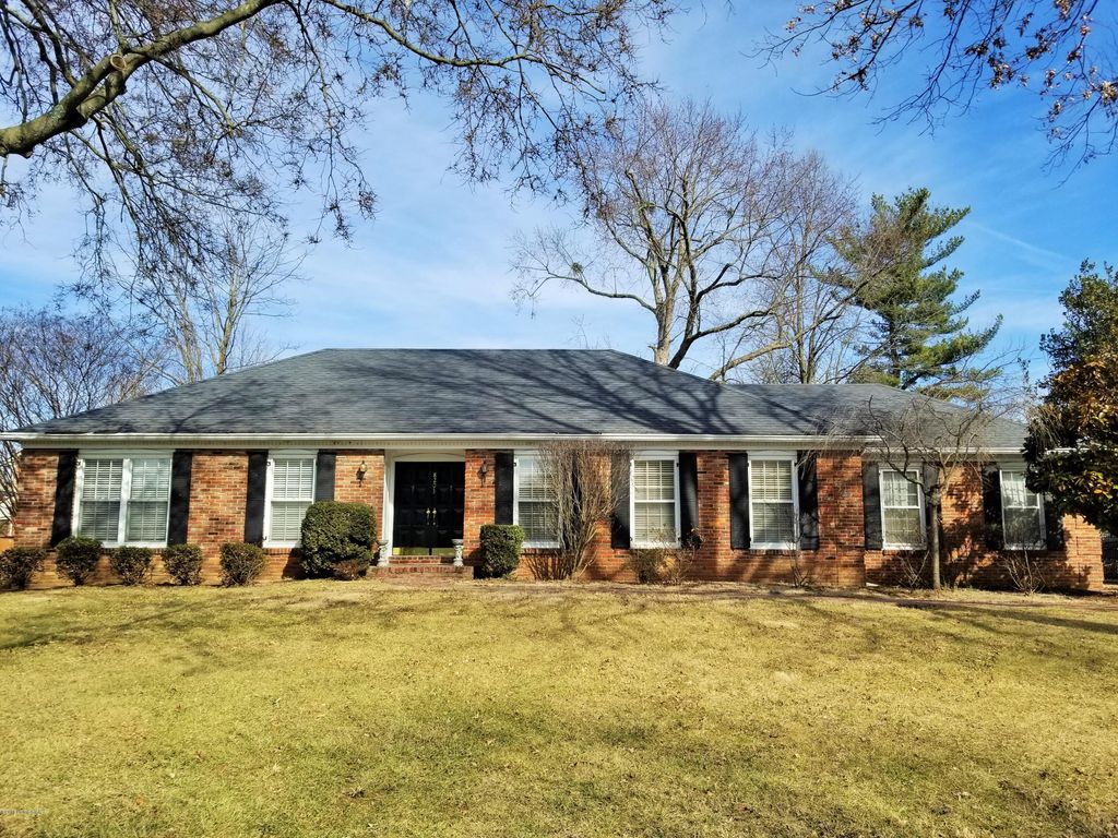 Photo of 8203 Camberley Dr, Louisville, KY 40222 (MLS # 1711637)