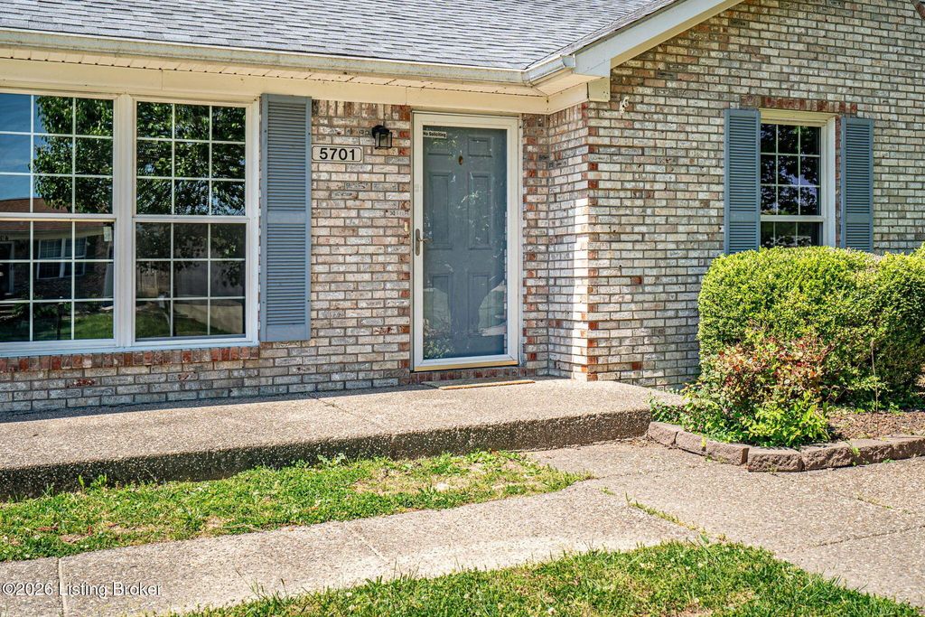 Photo of 5701 Bartview Ct, Louisville, KY 40229 (MLS # 1715106)