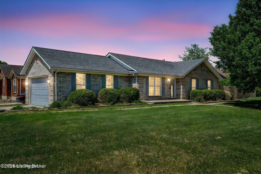 Photo of 5701 Bartview Ct, Louisville, KY 40229 (MLS # 1715106)