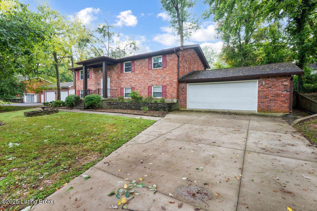 Photo of 5203 Cool Brook Rd, Louisville, KY 40291 (MLS # 1700191)