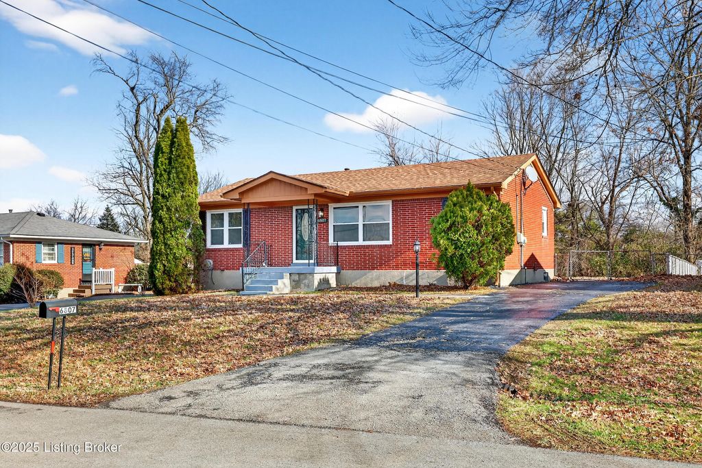 Photo of 6807 Rock Forest Dr, Louisville, KY 40219 (MLS # 1705637)