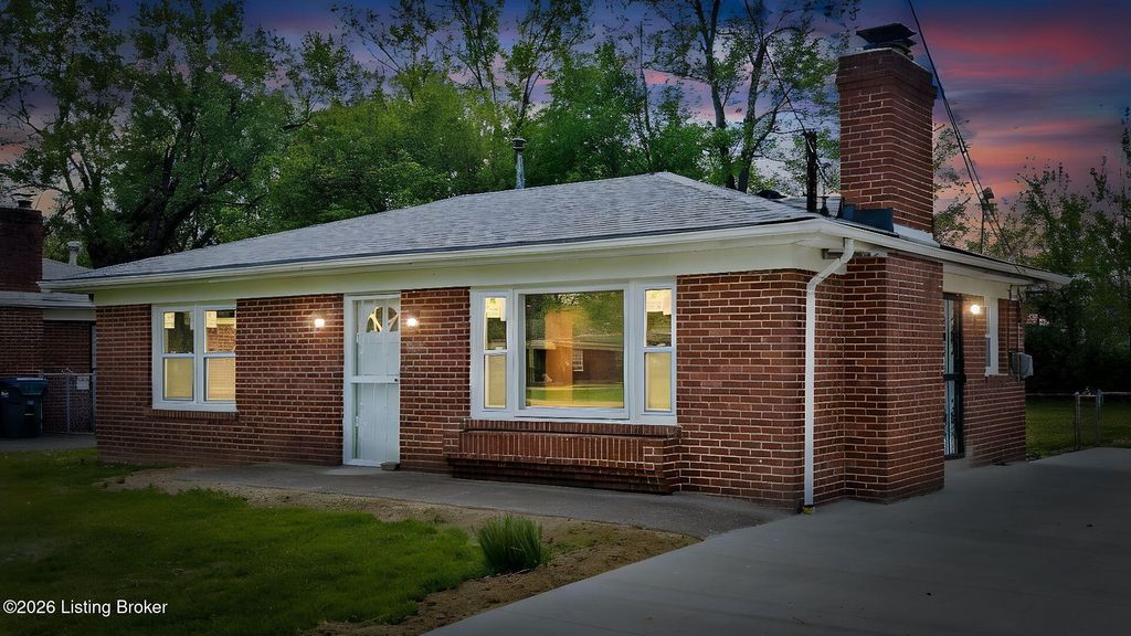 Photo of 5108 Stewart Dr, Louisville, KY 40216 (MLS # 1714141)